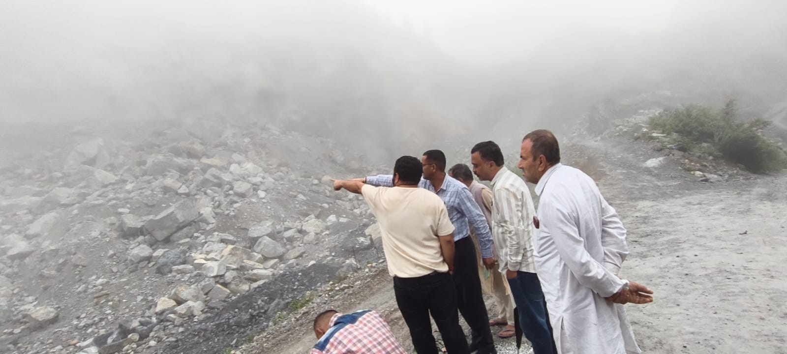 कमरऊ के बागनधार में माइन पर भूस्खलन, 3 दबे: पूर्व विधायक बलदेव तोमर ने प्रशासन पर उठाए सवाल