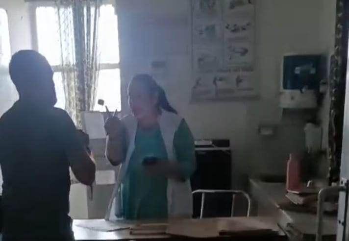 पांवटा साहिब अस्पताल में 2 घंटे से बिन ऑक्सीजन तड़प रही थी 90 साल की दादी, पोते ने पूछा तो नर्स भड़की, चीखते हुए बोली-पुलिस बुलाऊंगी